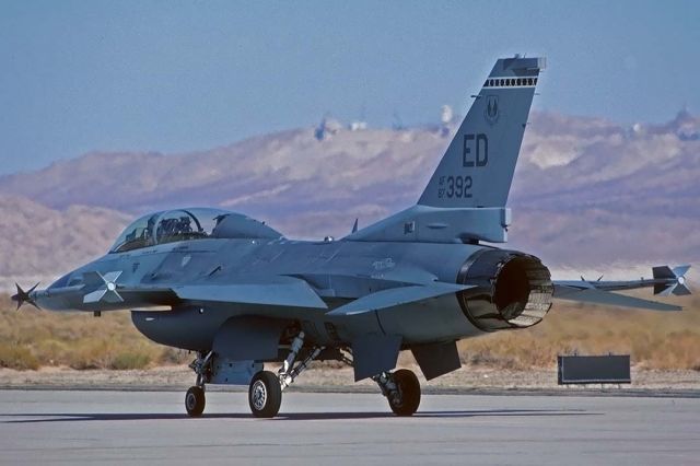 Lockheed F-16 Fighting Falcon (87-0392) - General Dynamics F-16D Block 40A Fighting Falcon 87-0392 of the 412th Test Wing at the Edwards Air Force Base open house on October 10, 1999.