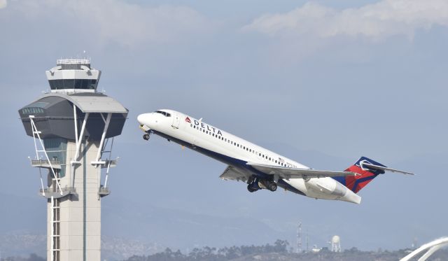 Boeing 717-200 (N997AT) - Departing LAX