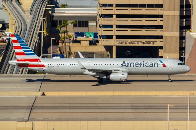 Airbus A321 (N135NN) - American Airlines A321 taxiing at PHX on 9/17/22. Taken with a Canon 850D and a Canon EF 70-200mm f/2.8L IS II USM lens. 