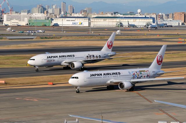 BOEING 767-300 (JA656J) - 2012/12/26