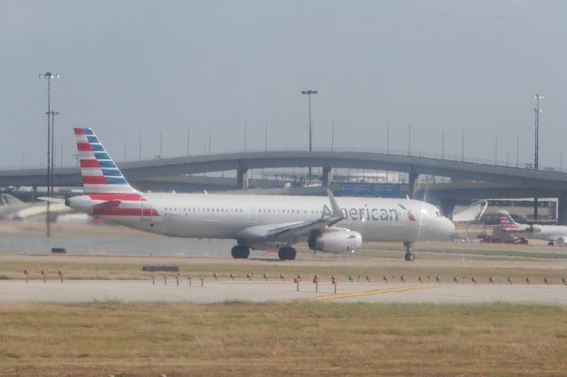 Airbus A320 (N129AA)