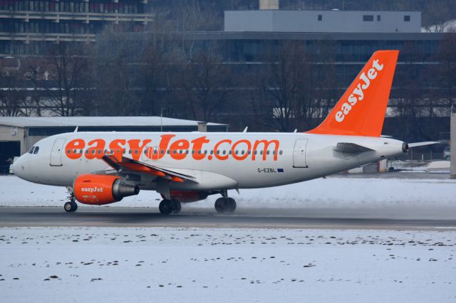 Airbus A319 (G-EZBL)