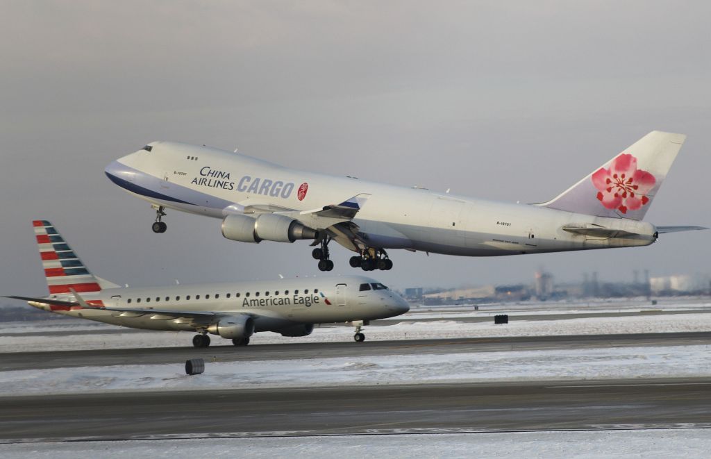 Boeing 747-400 (B-18707)