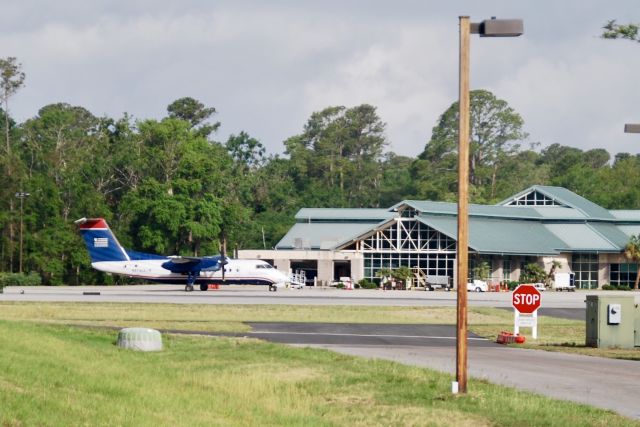 de Havilland Dash 8-100 (N975HA) - Overview of the Hilton Head Island terminal.