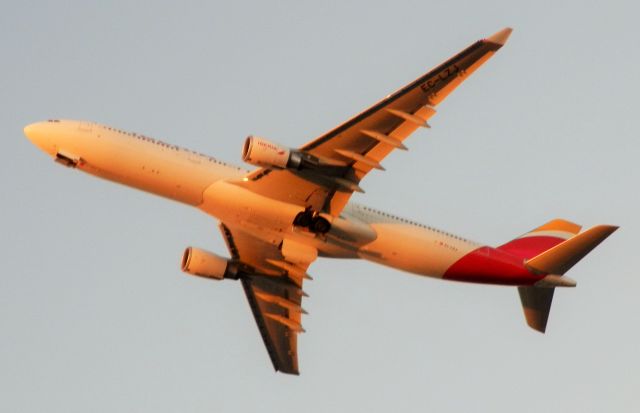 Airbus A330-300 (EC-LZJ)