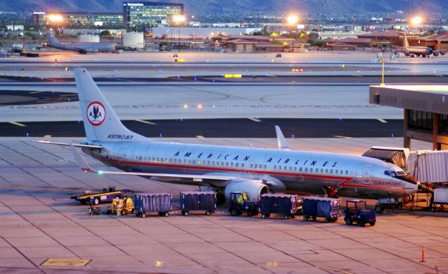 Boeing 737-800 (N951AA)