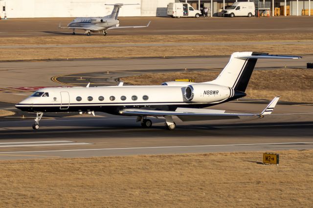 Gulfstream Aerospace Gulfstream V (N88WR) - One of Steve Wynn's Gulfstream jets greases the landing onto 31R.