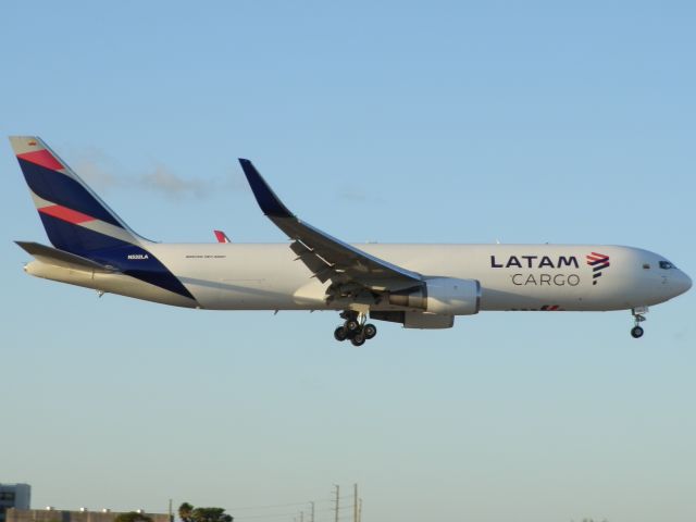 BOEING 767-300 (N532LA)