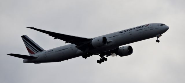 BOEING 777-300ER (F-GSQV) - Minutes before landing, Feb. 2019.