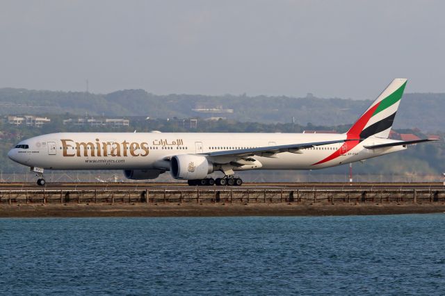 BOEING 777-300 (A6-EGU)