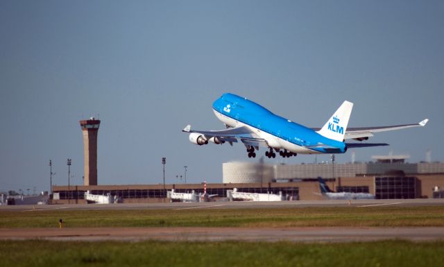 Boeing 747-400 (PH-BFS) - Departing runway 33R bound for EHAM (Amsterdam Schiphol)