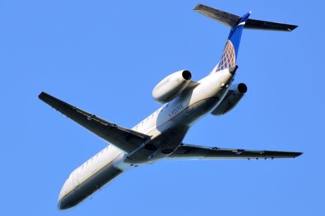 Embraer ERJ-135 (N26545) - Taking off from Rwy 07 to EWR/KEWR.