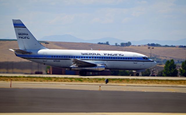 Boeing 737-200 (N703S)