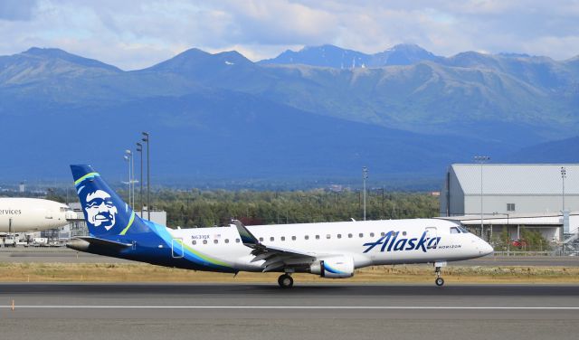 Embraer 175 (N631QX)