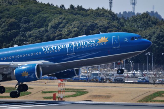 Airbus A330-200 (VN-A381) - 2012/3/27