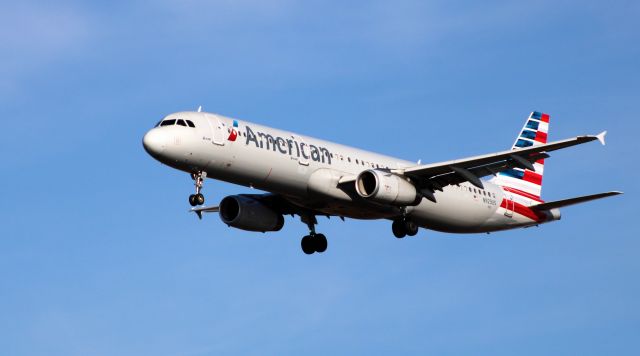 Airbus A321 (N923US) - On final is this 2015 American Airlines Airbus A321-231 from the Autumn of 2020.