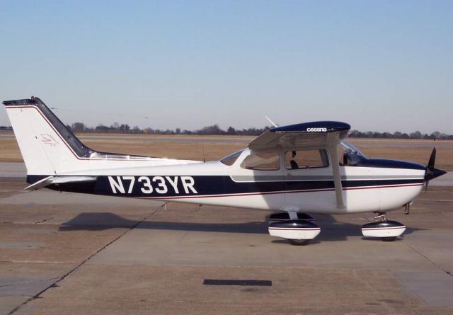 Cessna Skyhawk (N733YR) - On the ramp