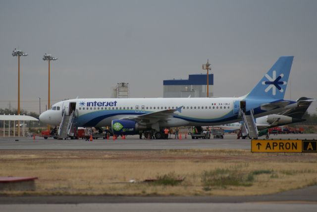 Airbus A320 (XA-INJ)