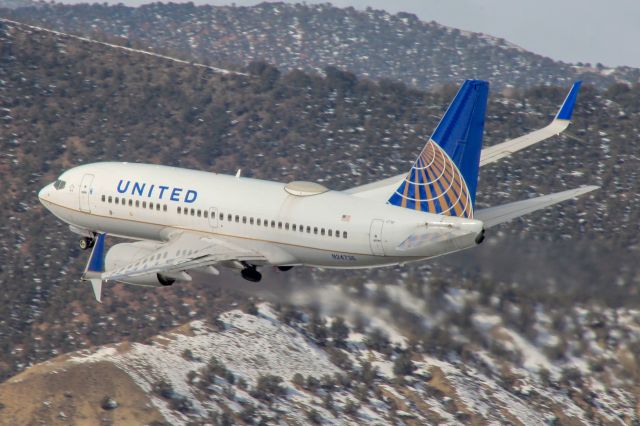 Boeing 737-700 (N24736) - United 1743 banking early on the departure to Chicago, IL. 6 Feb 2021.