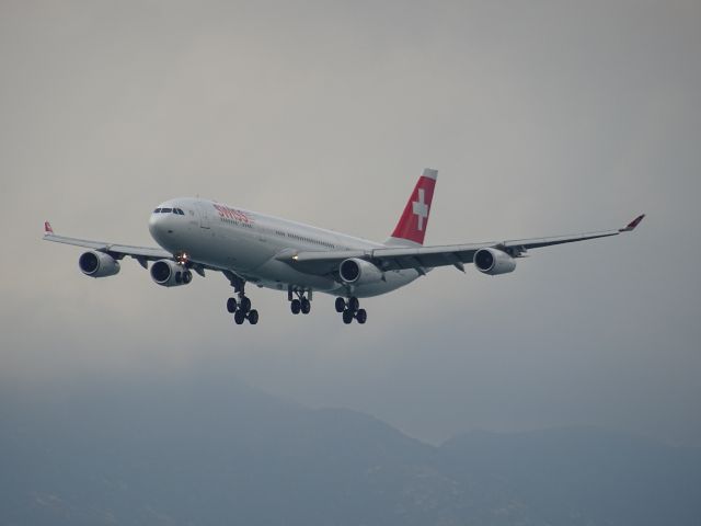 Airbus A340-300 (HB-JMF)