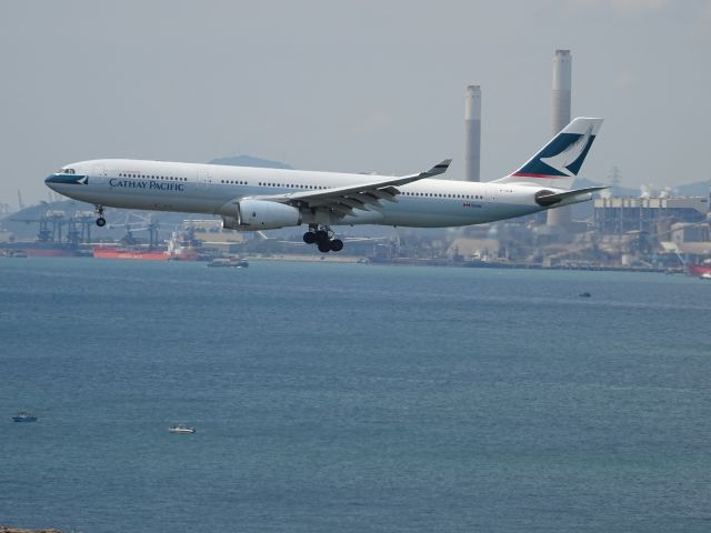 Airbus A330-300 (B-HLW)