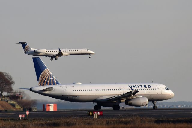 Airbus A320 (N445UA)
