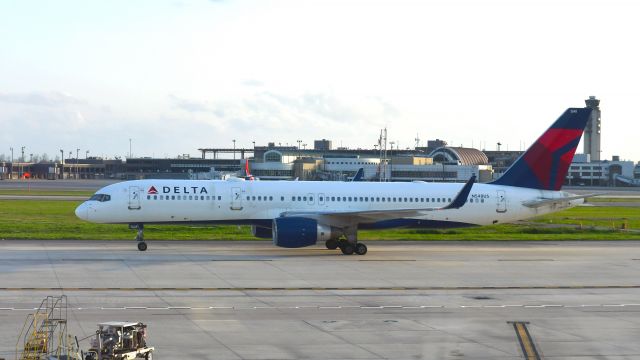 Boeing 757-200 (N548US) - Delta Air Lines Boeing 757-251(WL) N548US in New Orleans