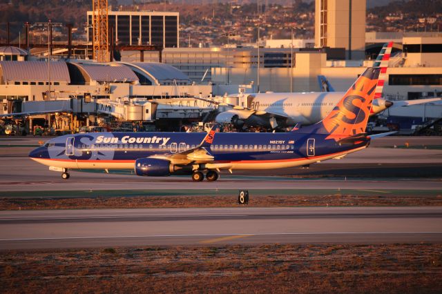 Boeing 737-800 (N821SY)