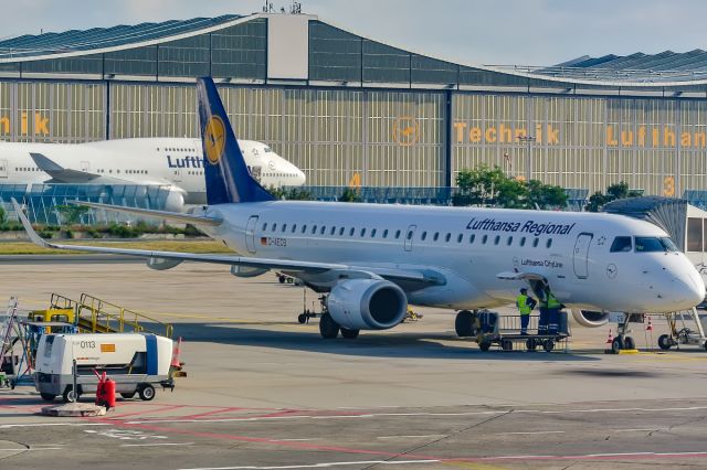 Embraer ERJ-190 (D-AECB) - Two Lufthansas in one shot