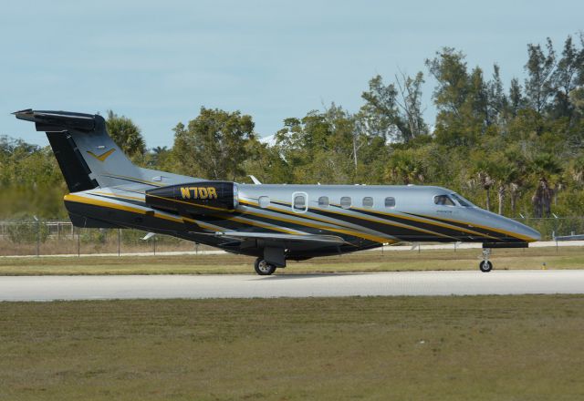 Embraer Phenom 300 (N7DR)