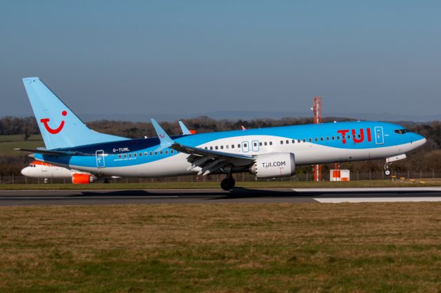 Boeing 737-700 (G-TUMH)