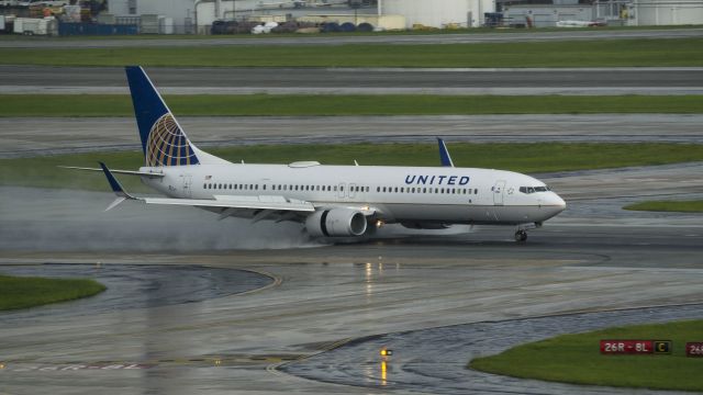 Boeing 737-900 (N66841) - Arriving 26Rbr /6/17/17