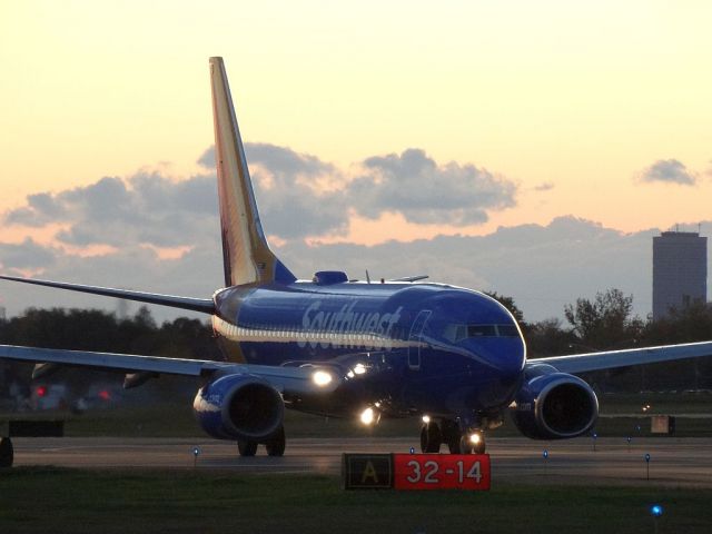 Boeing 737-700 (N730SW)