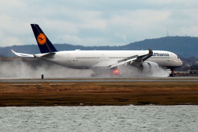 Airbus A350-900 (D-AIGX) - LH 424 from Munich kicking up a monsoon