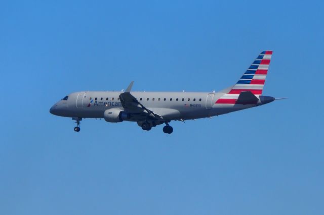 Embraer 170/175 (N493YX)