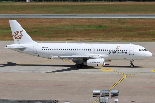 Airbus A320 (LY-COB)