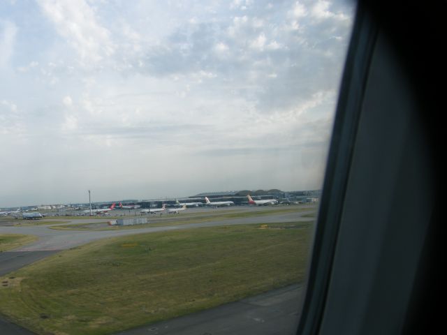 Airbus A319 (EI-EPU) - VIEW FROM EI EPU A319 LANDING 27R 18/07/14