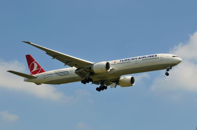 BOEING 777-300 (TC-JJL) - 2011/9/10