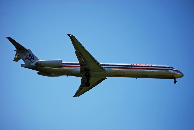 McDonnell Douglas MD-83 —