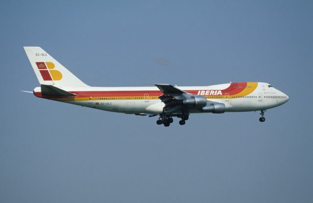 Boeing 747-200 (EC-DLC) - Final Approach to Narita Intl Airport Rwy16 on 1990/05/27