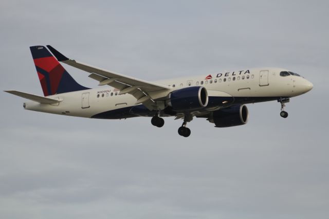 Airbus A220-100 (N109DU)