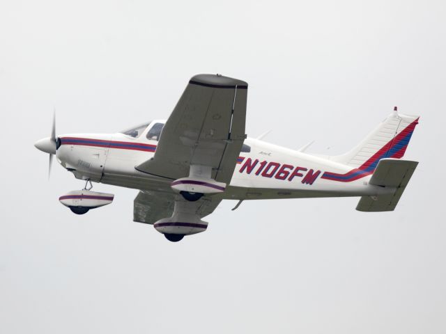 Piper Cherokee (N106FM) - Take off runway 26.