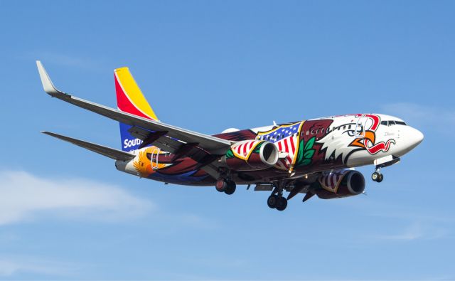 Boeing 737-700 (N918WN) - Illinois One on short final for KSNA