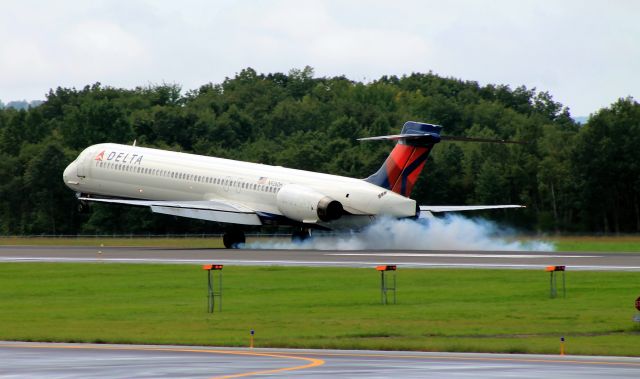 McDonnell Douglas MD-90 (N926DH) - Burnin some rubber!