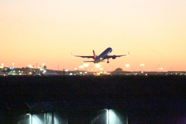 Boeing 757-200 (N547US)