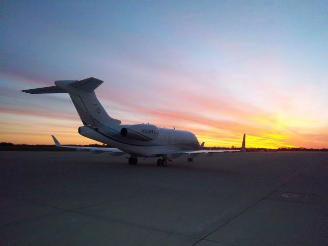 Bombardier Challenger 300 (N900WY)