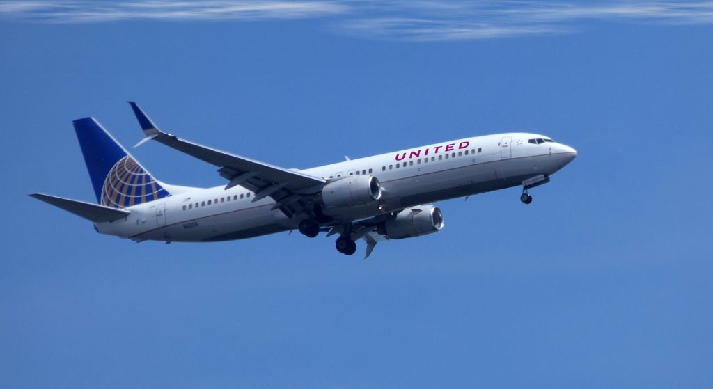 Boeing 737-800 (N11206) - On final is this 2000 United Airlines Boeing 737-824 in the Spring of 2019.