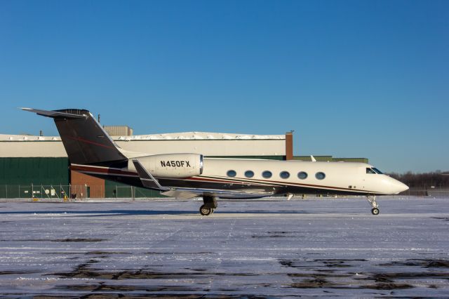 Gulfstream Aerospace Gulfstream IV (N450FX) - Flexjet G450 taxiing out from AvFlight West to pick up passengers and fuel at AvFlight East.