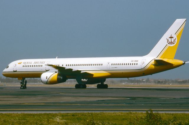 Airbus A320 (V8-RBB) - ROYAL BRUNEI AIRLINES - BOEING 757-2M6 - REG : V8-RBB (CN 23453/100) - ADELAIDE INTERNATIONAL AIRPORT SA. AUSTRALIA - YPAD (7/10/1990)