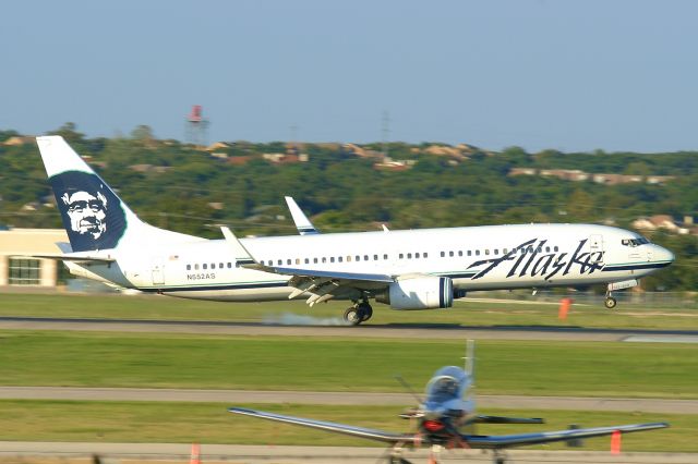 Boeing 737-800 (N552AS)